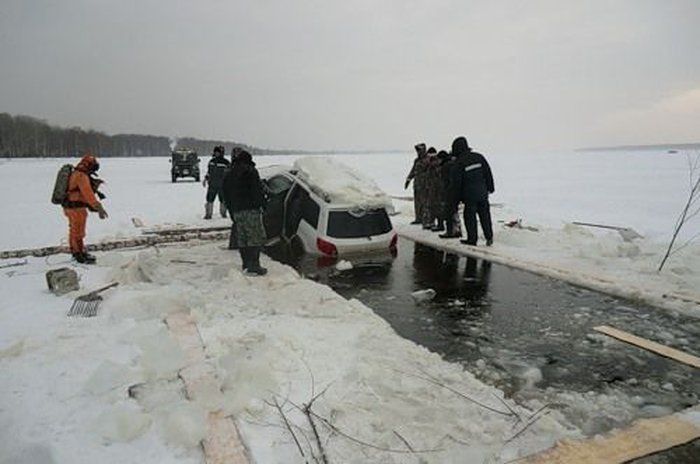 Sunken Car (18 pics)