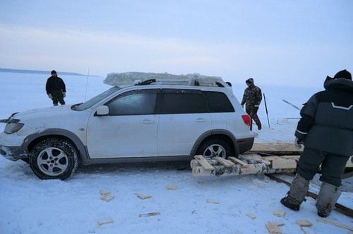 Sunken Car (18 pics)