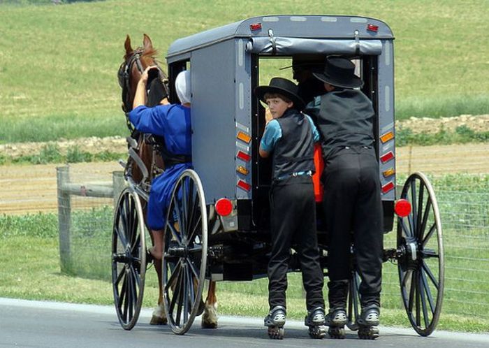 Rollerblading Amish People (32 Pics)