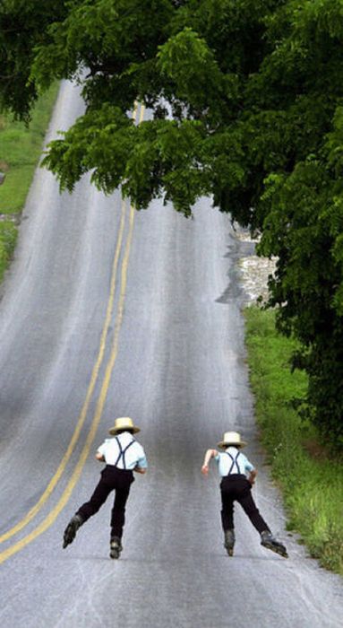 Rollerblading Amish People (32 pics)