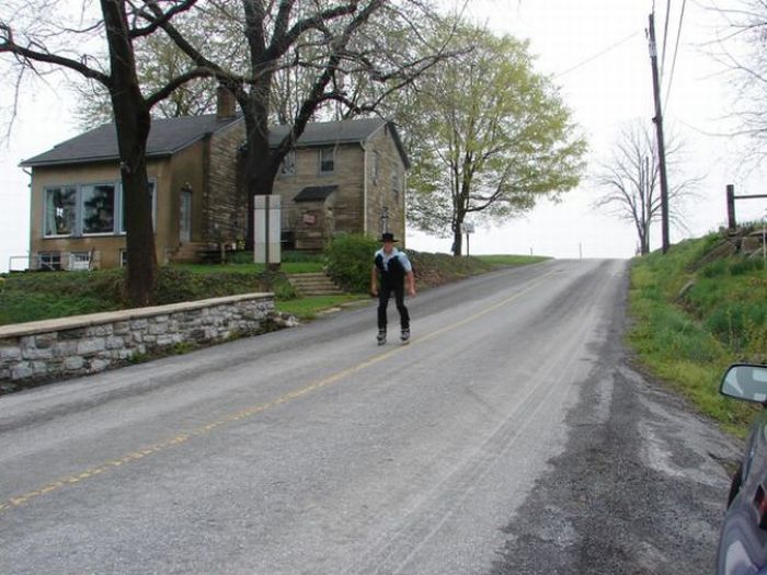 Rollerblading Amish People (32 pics)