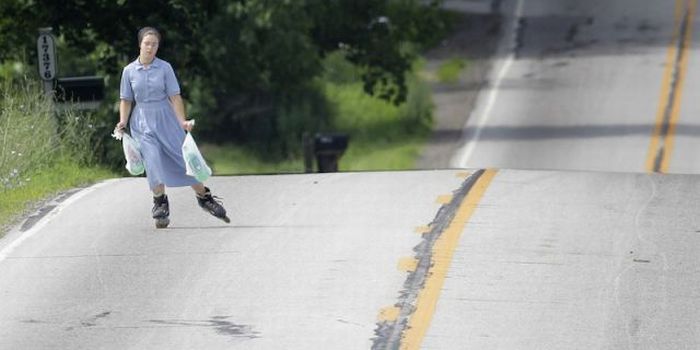 Rollerblading Amish People (32 pics)