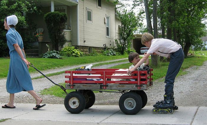 Rollerblading Amish People (32 pics)