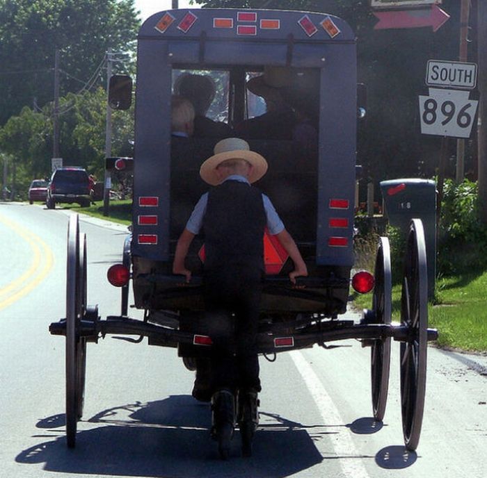 Rollerblading Amish People (32 pics)