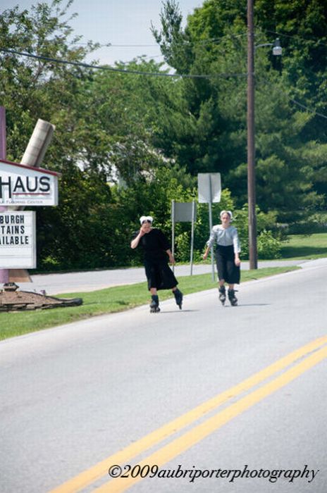 Rollerblading Amish People (32 pics)