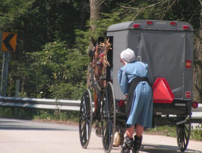 Rollerblading Amish People (32 pics)