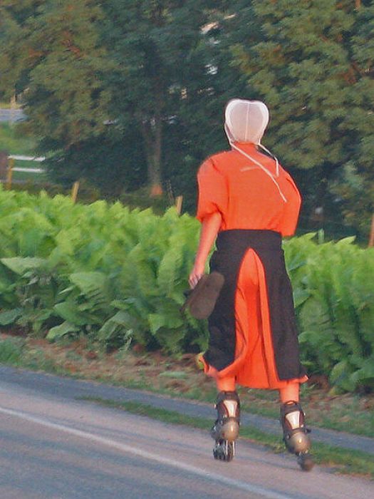 Rollerblading Amish People (32 pics)