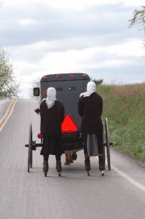 Rollerblading Amish People (32 pics)