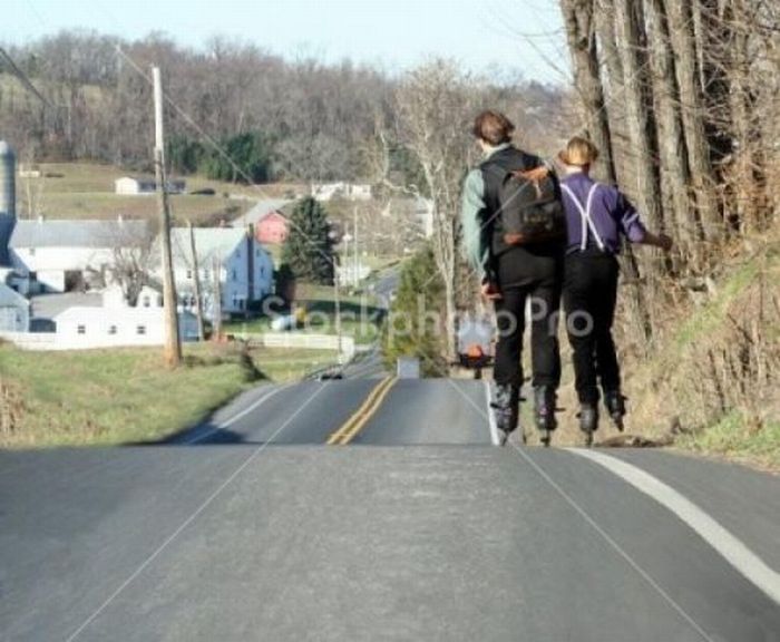 Rollerblading Amish People (32 pics)