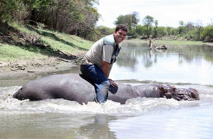 Friends with a Hippo (4 pics)