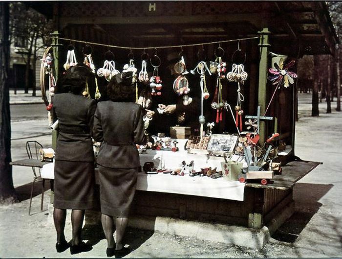 Propaganda Photos of Occupied Paris (53 pics)