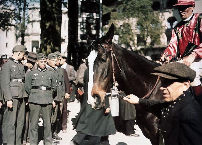 Propaganda Photos of Occupied Paris (53 pics)