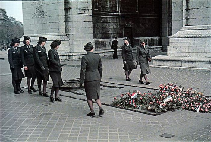 Propaganda Photos of Occupied Paris (53 pics)