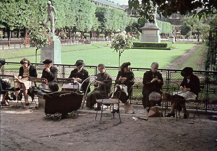 Propaganda Photos of Occupied Paris (53 pics)