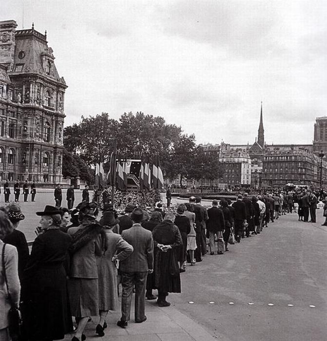 Propaganda Photos of Occupied Paris (53 pics)