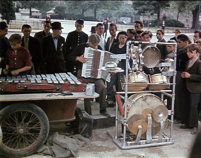 Propaganda Photos of Occupied Paris (53 pics)