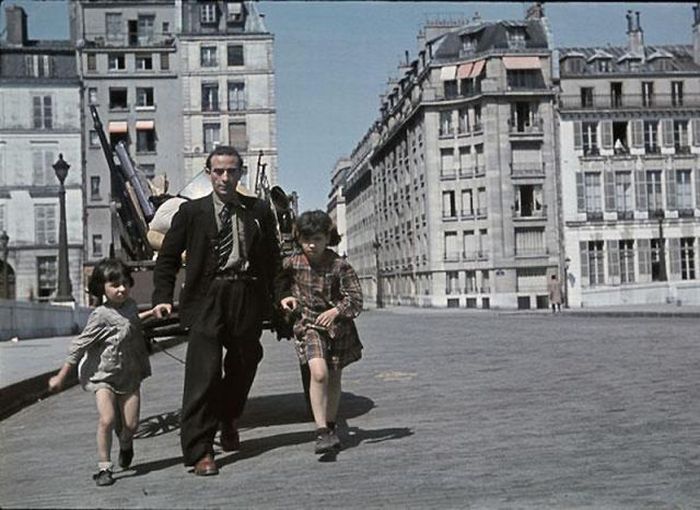 Propaganda Photos of Occupied Paris (53 pics)