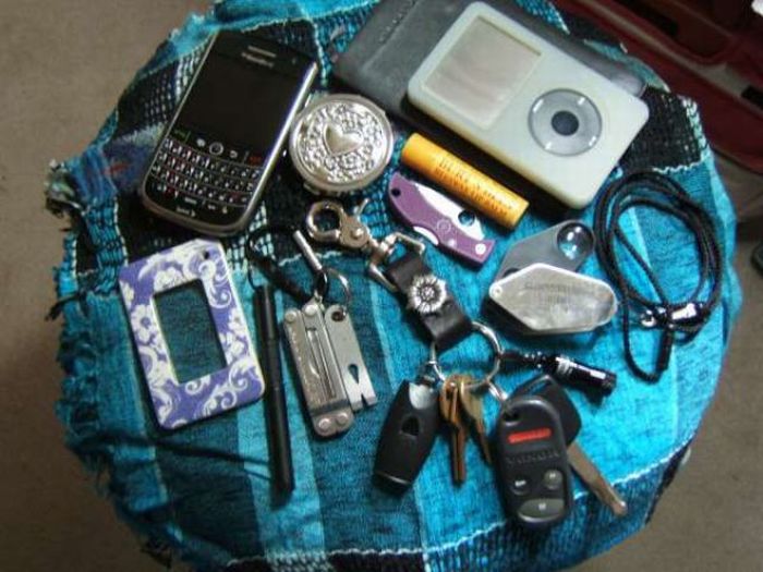 Things That People Carry. Part 3 (60 pics)