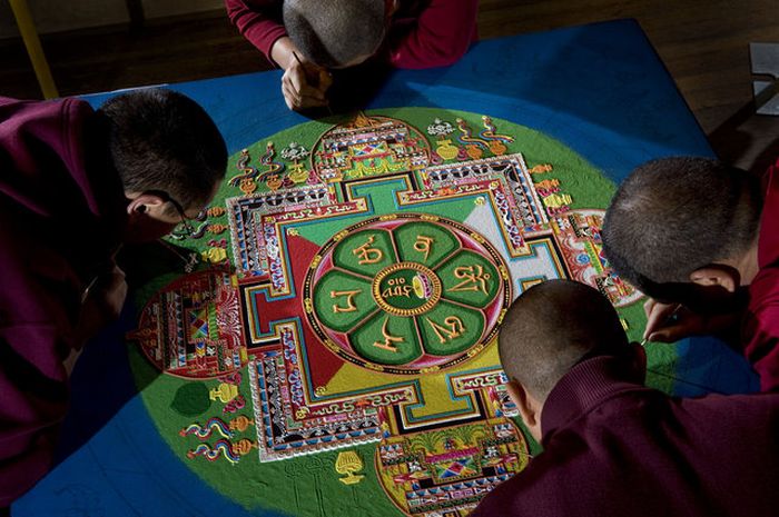 Tibetan Monks Make Sand Mandala in Placerville (11 pics)