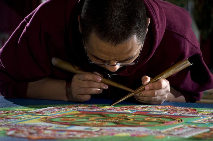 Tibetan Monks Make Sand Mandala in Placerville (11 pics)