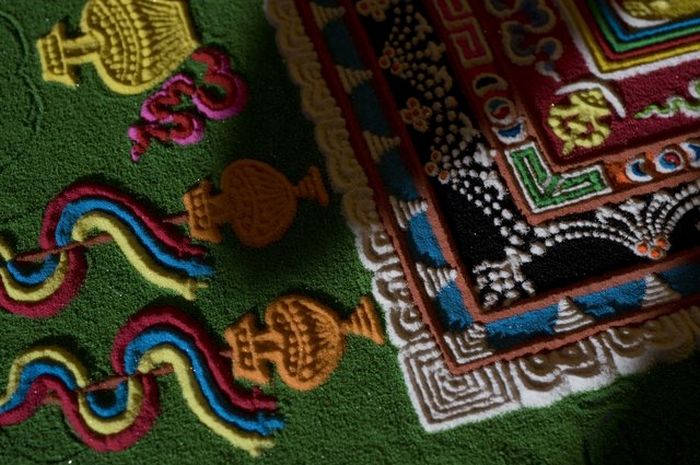 Tibetan Monks Make Sand Mandala in Placerville (11 pics)