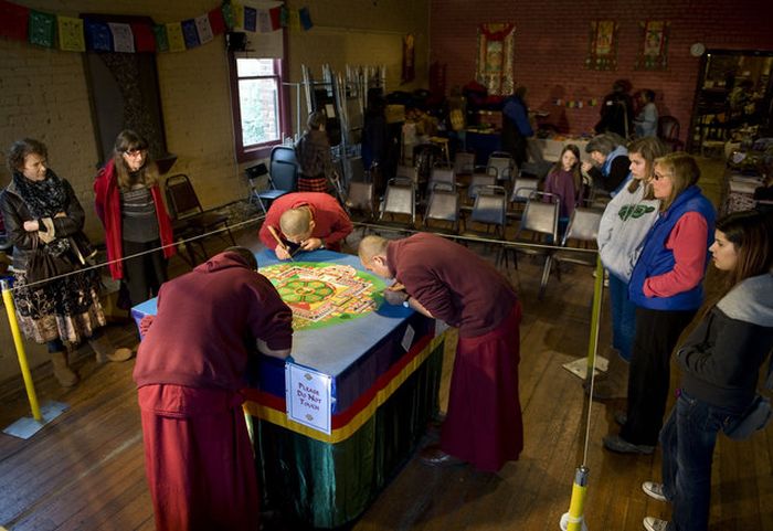 Tibetan Monks Make Sand Mandala in Placerville (11 pics)