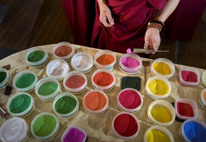 Tibetan Monks Make Sand Mandala in Placerville (11 pics)