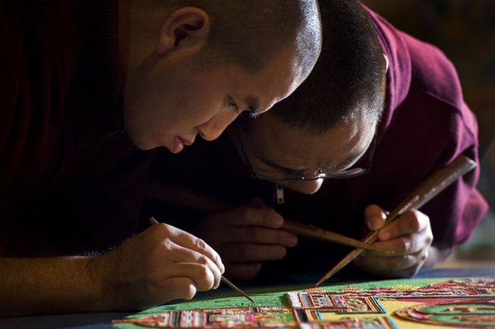 Tibetan Monks Make Sand Mandala in Placerville (11 pics)