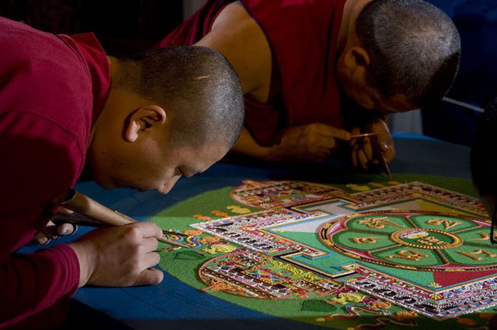 Tibetan Monks Make Sand Mandala in Placerville (11 pics)