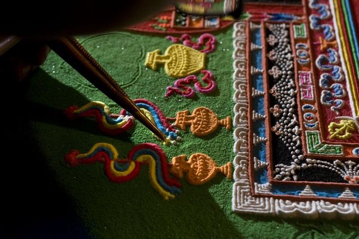 Tibetan Monks Make Sand Mandala in Placerville (11 pics)