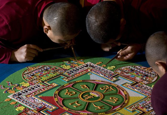 Tibetan Monks Make Sand Mandala in Placerville (11 pics)