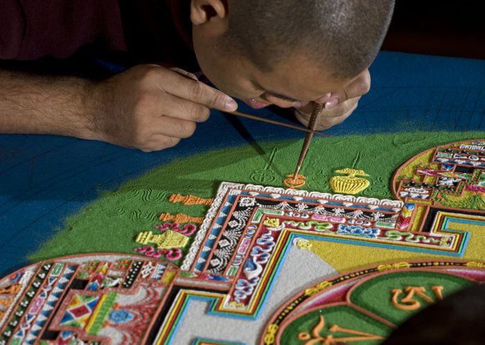 Tibetan Monks Make Sand Mandala in Placerville (11 pics)