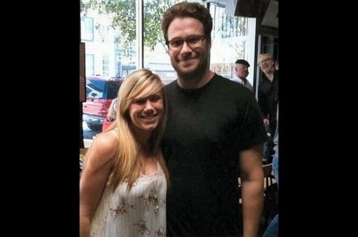 Celebrity Photobombs. Part 2 (24 pics) Celebrity Photobombs. Part 2 (24 pics)