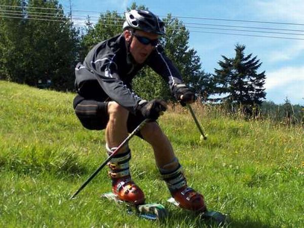 Grass Skiing (21 pics)