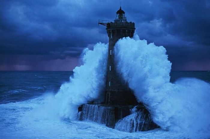 Lighthouse in the Storm (6 pics)