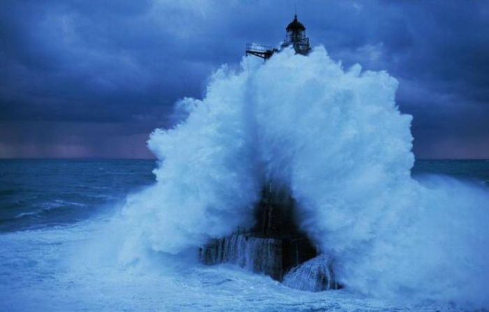 Lighthouse in the Storm (6 pics)