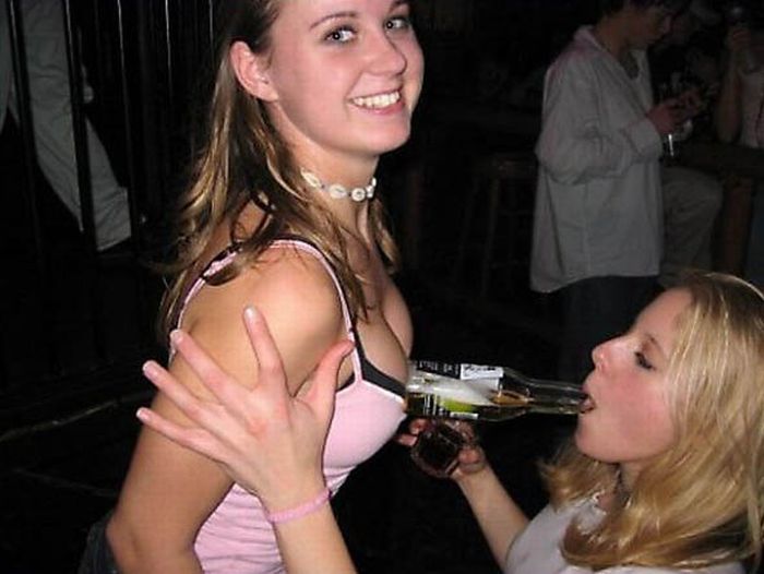 Cuties Serving Cleavage Cocktails (27 pics)