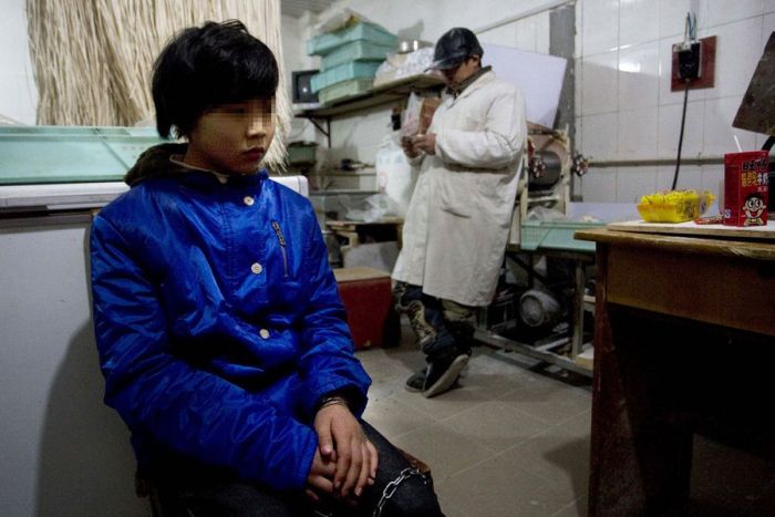 Parents in China Tie Their Kids to the Chairs (5 pics)