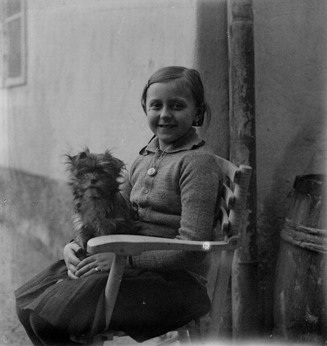 Retro Photos of People with Dogs (21 pics)