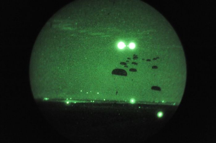 Soldiers at Night (21 pics)