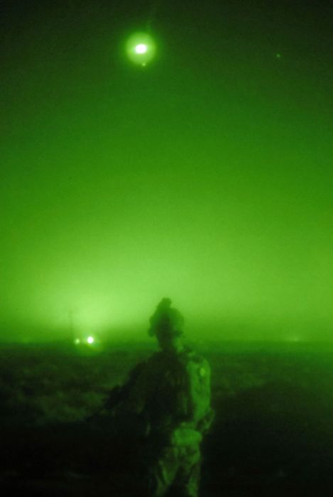 Soldiers at Night (21 pics)