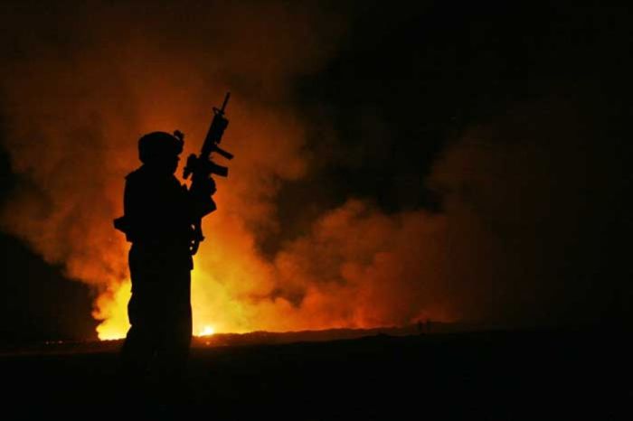 Soldiers at Night (21 pics)