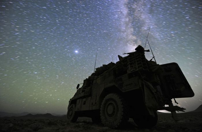 Soldiers at Night (21 pics)