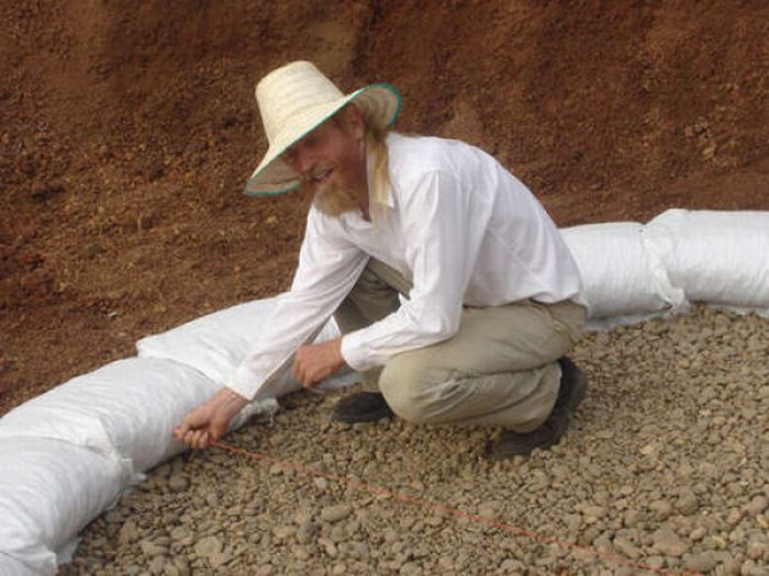 How to Make an Earthbag Dome (17 pics)