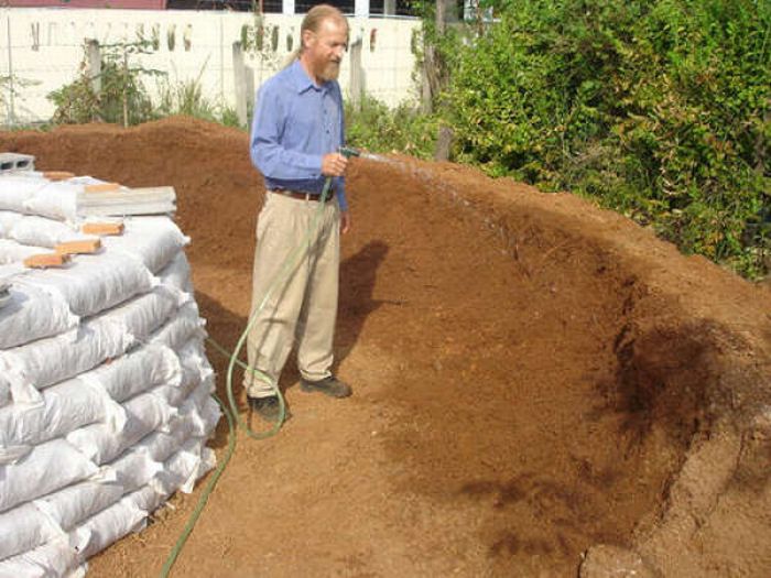 How to Make an Earthbag Dome (17 pics)