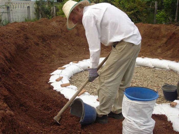 How to Make an Earthbag Dome (17 pics)