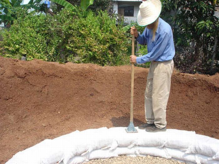 How to Make an Earthbag Dome (17 pics)
