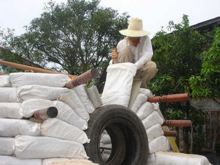 How to Make an Earthbag Dome (17 pics)