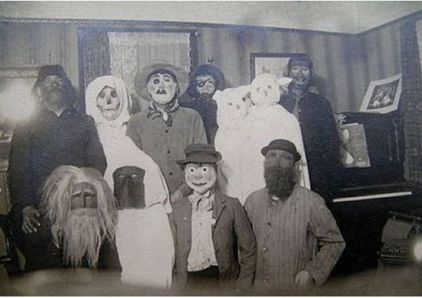 Simple but Scary Vintage Halloween Costumes (14 pics)