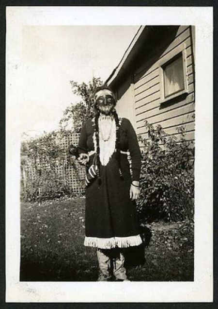 Simple but Scary Vintage Halloween Costumes (14 pics)